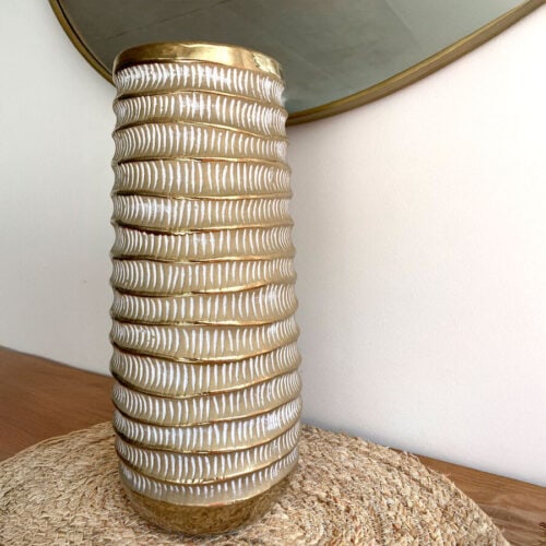 Florero Dorado con Blanco 14,5 x 14,5 x 32.5 cm. - Imagen 2