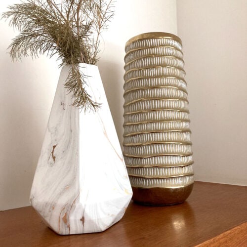 Florero Dorado con Blanco 14,5 x 14,5 x 32.5 cm. - Imagen 3