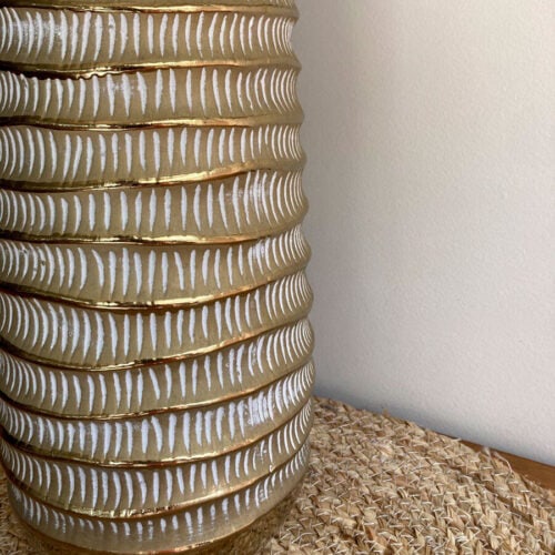 Florero Dorado con Blanco 14,5 x 14,5 x 32.5 cm. - Imagen 4