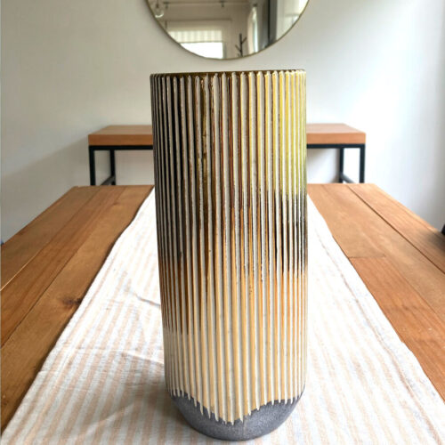Florero Dorado con Crema 13,5 x 13,5 x 32,5 cm. - Imagen 2