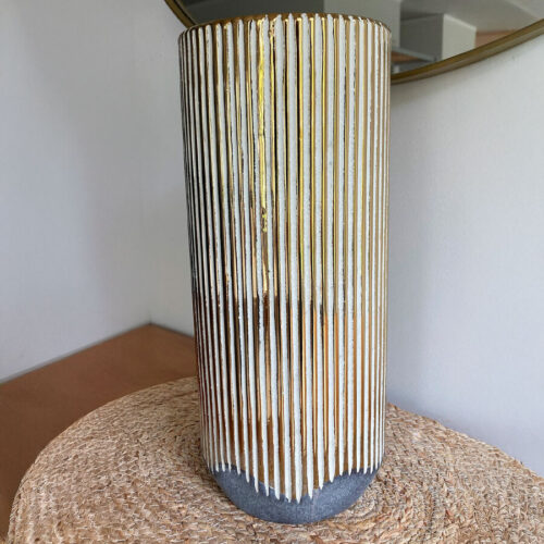 Florero Dorado con Crema 13,5 x 13,5 x 32,5 cm. - Imagen 3
