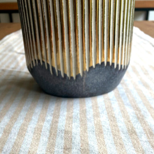 Florero Dorado con Crema 13,5 x 13,5 x 32,5 cm. - Imagen 5