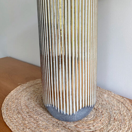 Florero Dorado con Crema 13,5 x 13,5 x 32,5 cm. - Imagen 6